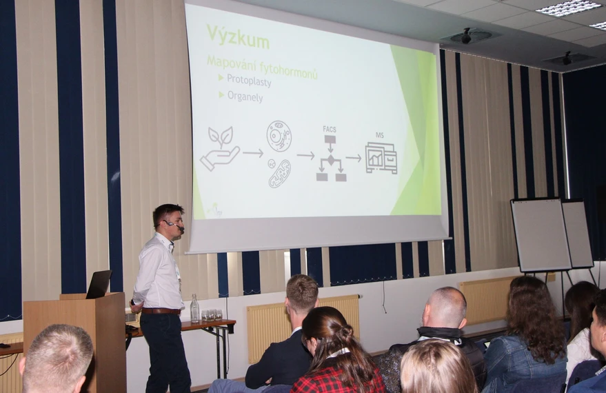 SSJMM: Mapování distribuce rostlinných hormonů na (sub)buněčné úrovni (Jakub Lemberk)