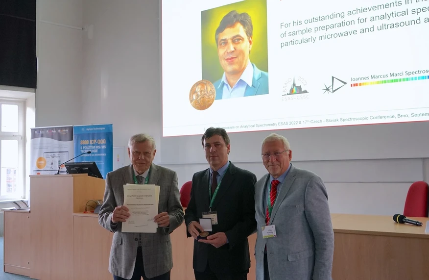 SSJMM: Předání medaile IMM, kterou v roce 2022 obdržel prof. Érico Marlon de Moraes Flores ze Státní univerzity v Brazilské Santa Marii