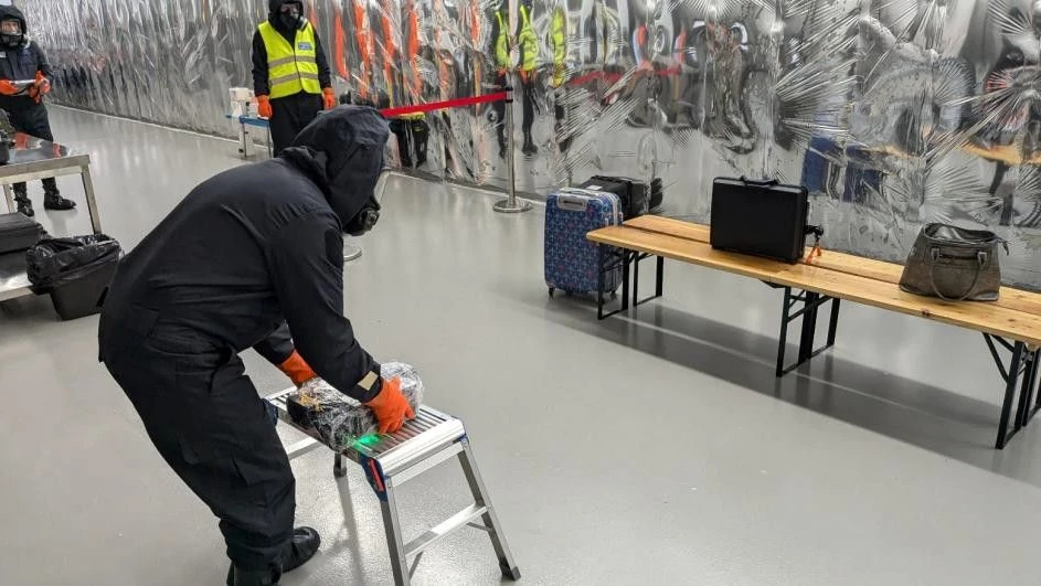 SÚJCHBO: Obrázek 4 - Průzkum nástupiště veřejné dopravy s podezřením na přítomnost NVS (nástražný výbušný systém) látek CWA pomocí přenosného RTG v rámci cvičení Cerberos