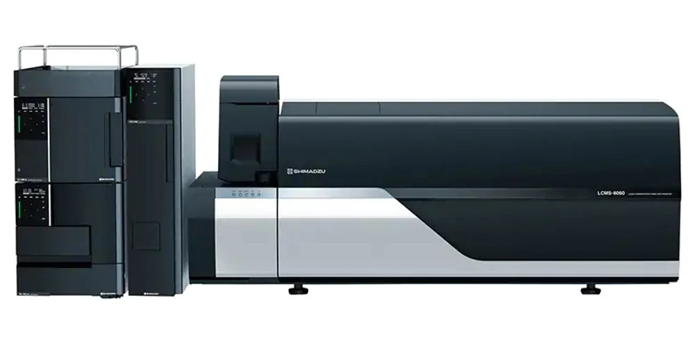 Shimadzu: Kapalinový chromatograf Shimadzu LCMS-8060 s hmotnostním detektorem typu trojitý kvadrupól