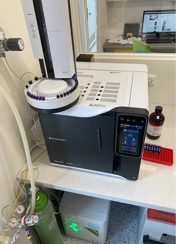 Shimadzu: Malý a tichý generátor vodíku značky PEAK Scientific jako zdroj nosného plynu pro plynový chromatograf Shimadzu Nexis GC-2030 vybaven autoinjektorem AOC-30i