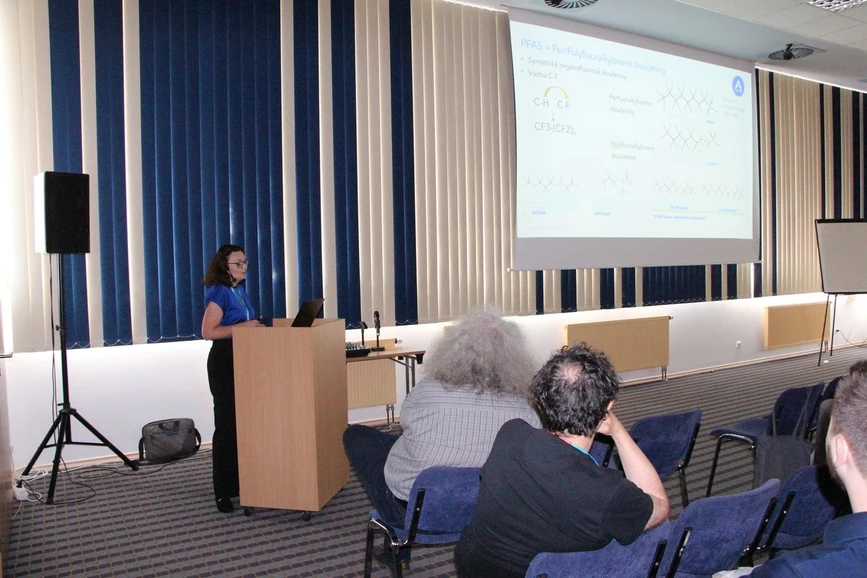 Škola hmotnostní spektrometrie: 26. Škola MS 2025 - Analýza PFAS pomocí LC-MS/MS (Jana Kováčová)