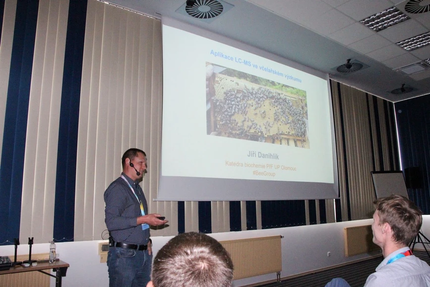 Škola hmotnostní spektrometrie: 26. Škola MS 2025 - Aplikace LC-MS ve včelařském výzkumu (Jiří Danihlík)