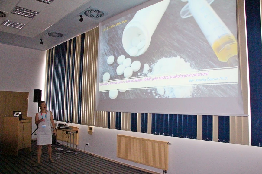Škola hmotnostní spektrometrie: 26. Škola MS 2025 - Bílý prášek, lednový běžec a falešný Xanax: HRMS jako nástroj toxikologova prozření (Monika Židková)
