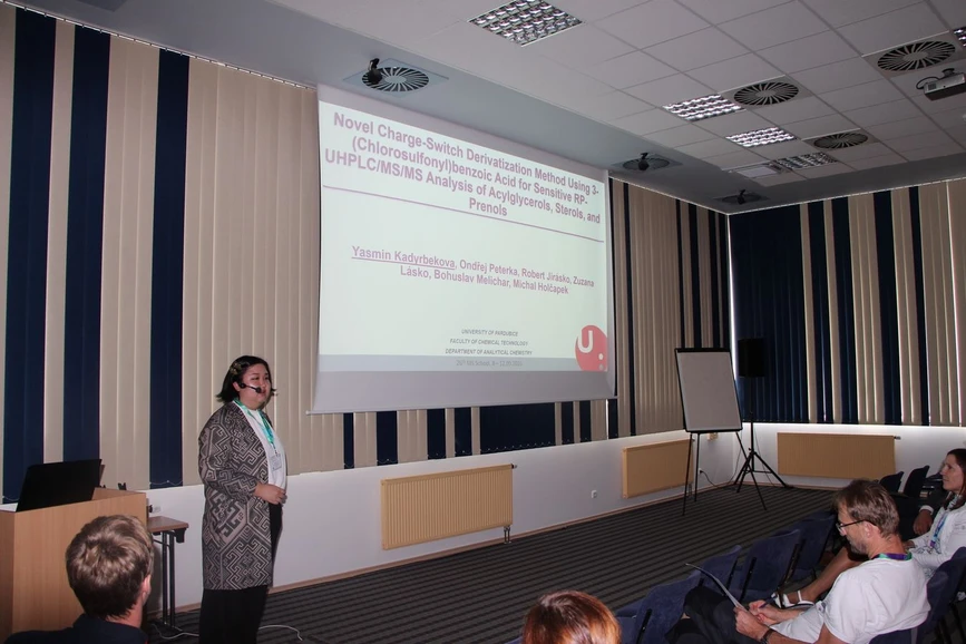 Škola hmotnostní spektrometrie: 26. Škola MS 2025 - Nová derivatizační metoda využívající kyselinu 3-(chlorosulfonyl) benzoovou pro analýzu acylglycerolů, sterolů a prenolů metodou RP-UHPLC/MS/MS v negativním iontovém módu (Yasmin Kadyrbekova)