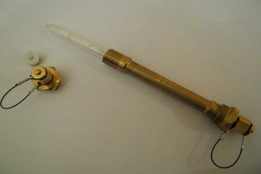 Obr. 3 - Vyjmutí sorpční trubičky z plynotěsného pouzdra