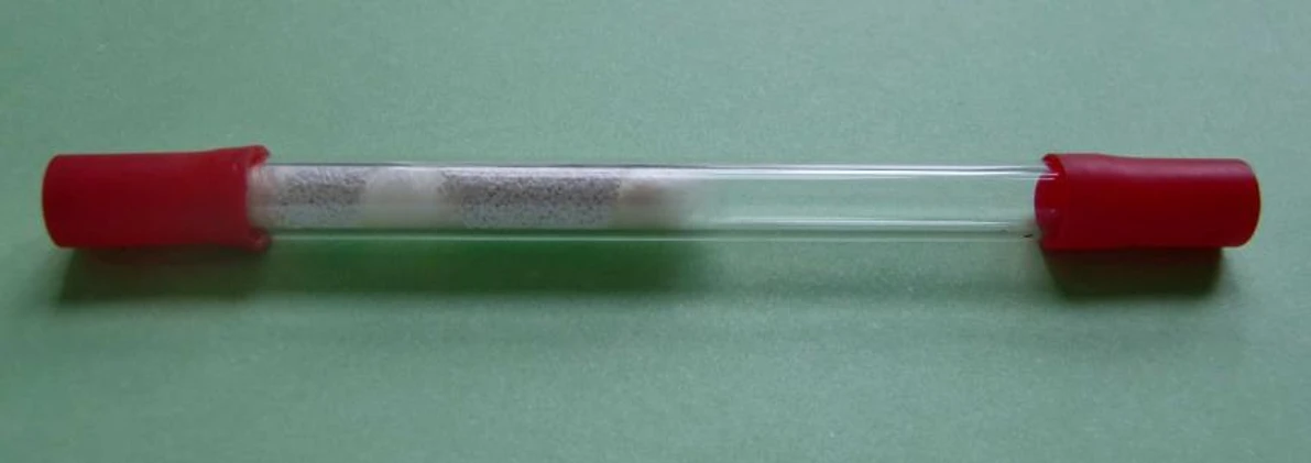 Obr. 4 - Trubička uzavřená plastovými zátkami.jpg