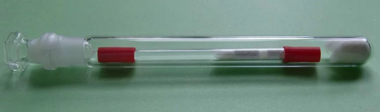 Obr. 5 - Trubička uzavřená plastovými zátkami uložená v zábrusové zkumavce.jpg