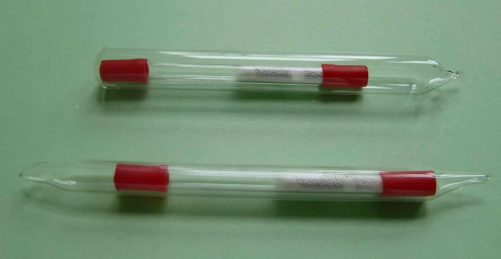 Obr. 6 - Trubička uzavřená plastovými zátkami a zatavená ve skleněné trubici (zkumavce).jpg