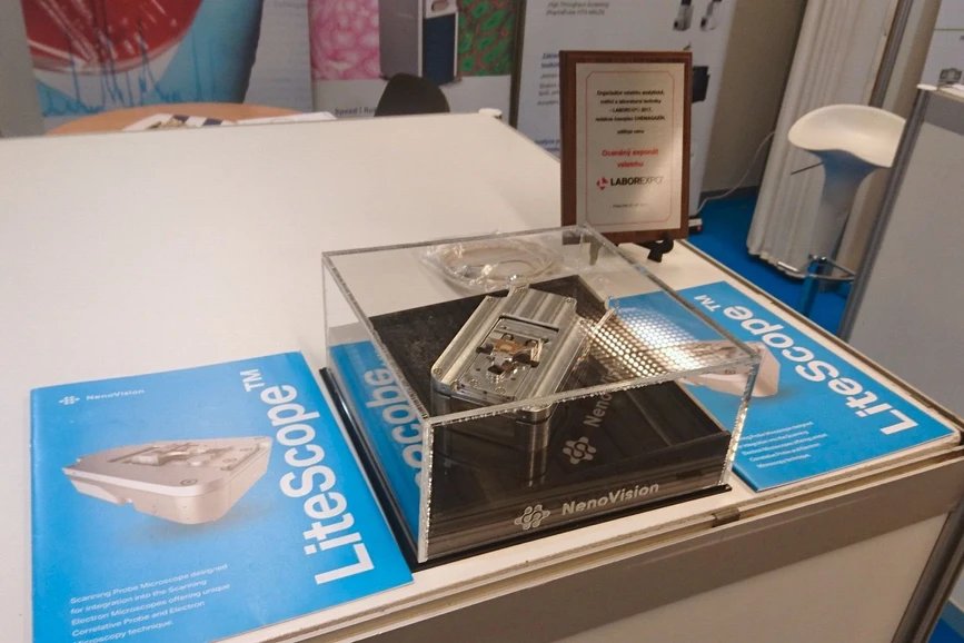 TriLab: NenoVision - maketa mikroskopu LiteScope vytištěná na tiskárně TRILAB DeltiQ