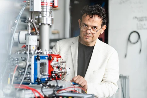 Přiblížit se k těžbě ve vesmíru: Češi modelují vodní gejzíry Saturnova měsíce