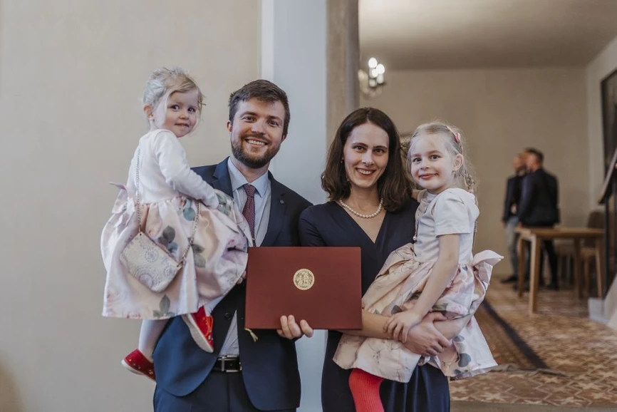 UK Forum/Veronika Vachule Nehasilová: Martin Volek: Z doktorátu budu těžit celý život: Martin Volek s manželkou a dcerami při slavnostním ceremoniálu konaném u příležitosti vyhlášení letošních laureátů Bolzanovy ceny.