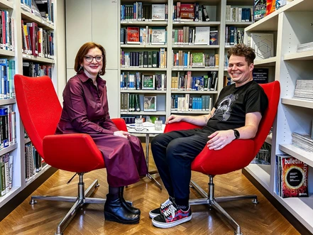 Podcast CHEmic #27 – Je třeba změnit výuku chemie i učebnice, myslí si Adam Jaroš z ÚOCHB