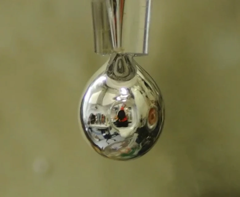 ÚOCHB/Phil Mason: Čistá kapka slitiny sodíku a draslíku