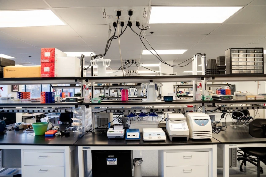 ÚOCHB / IOCB Boston: Prohlídka nových laboratoří.