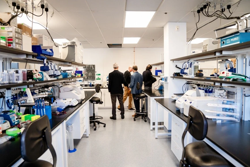 ÚOCHB / IOCB Boston: Prohlídka nových laboratoří.