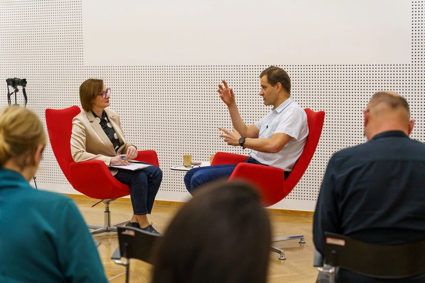 ÚOCHB/Dajana Kolářová - Podcast CHEmic #46 – Veronika Sedláčková s Lubomírem Rulíškem