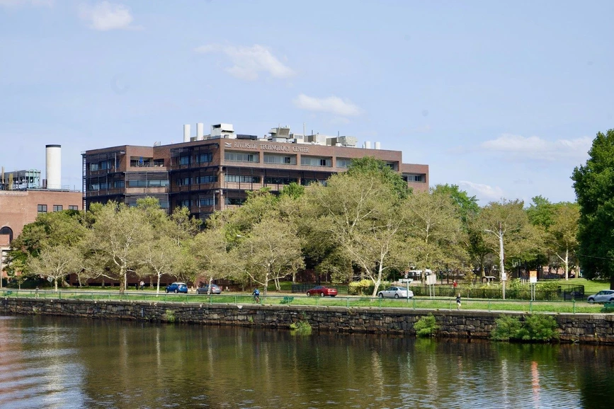 <ul><li><strong>Foto:</strong> ÚOCHB / Rebecca Aldrich / archiv IOCB Boston: Budova, kde je umístěna pobočka ÚOCHB - IOCB Boston</li></ul>