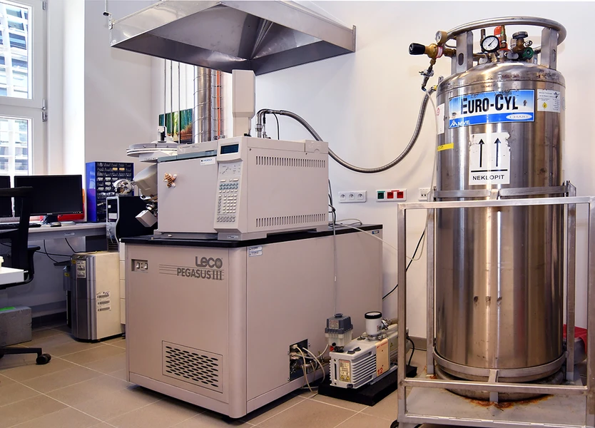 ÚOCHB/Specializované GC-MS systémy: GC×GC-TOFMS LECO Pegasus 4D