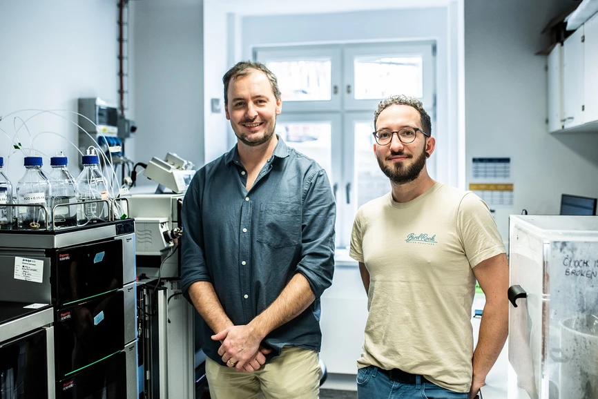 ÚOCHB/Tomáš Belloň: Tomáš Pluskal (vlevo) a Robin Schmid (oba z ÚOCHB)