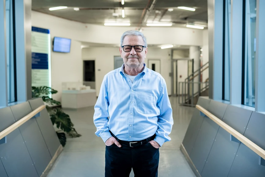 ÚOCHB/Tomáš Belloň: prof. Pavel Hobza, vedoucí vědecké skupiny Nekovalentní interakce v ÚOCHB