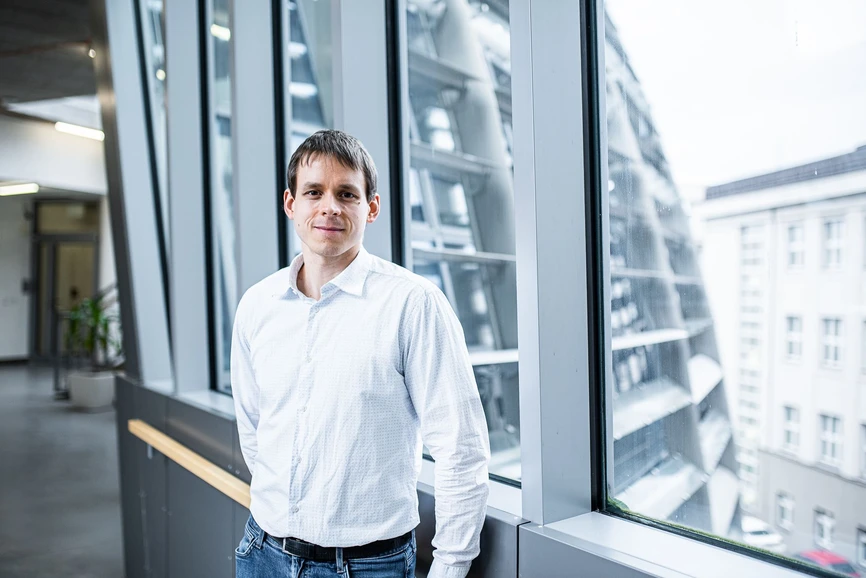 <p><strong>ÚOCHB/Tomáš Belloň:</strong> Robin Kryštůfek, doktorand ve vědecké skupině Jana Konvalinky 'Proteázy lidských patogenů'.</p>