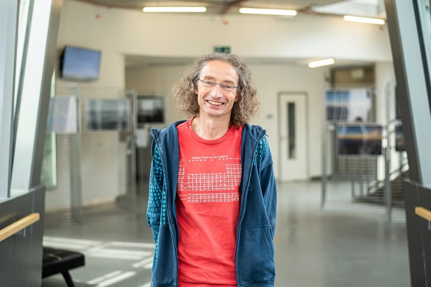 ÚOCHB/Tomáš Belloň: prof. Pavel Jungwirth, vedoucí skupiny Molekulové modelování v Ústavu organické chemie a biochemie AV ČR