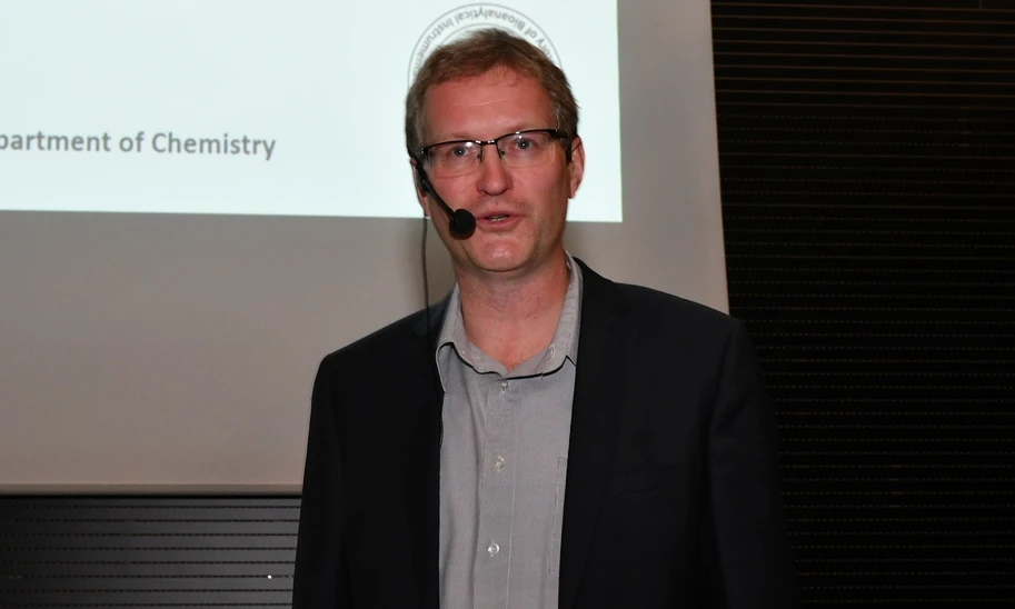 UOChB/Michal Hoskovec/PMHPMS: A (Time of) Flight from Ames to Brno - Laser Desorption Mass Spectrometry at Masaryk University (Jan Preisler)