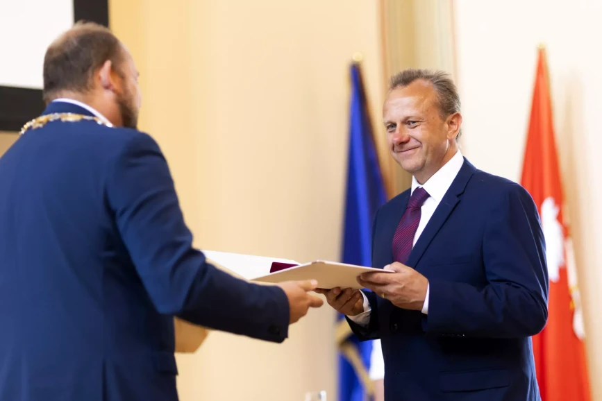 <ul>
<li><strong>Foto:</strong> UPCE: Město Pardubice udělilo medaile trojici akademiků UPCE</li>
</ul>
