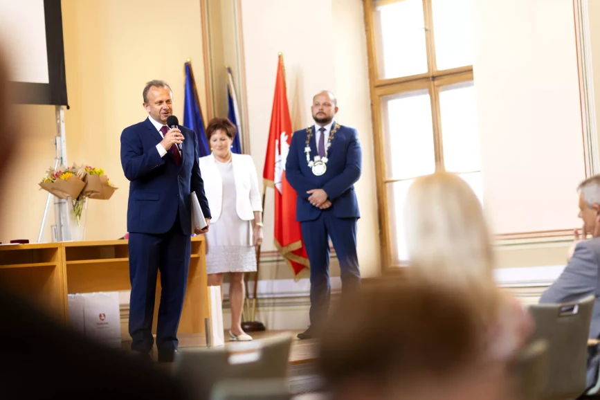 UPCE: Město Pardubice udělilo medaile trojici akademiků UPCE - prof. Michal Holčapek