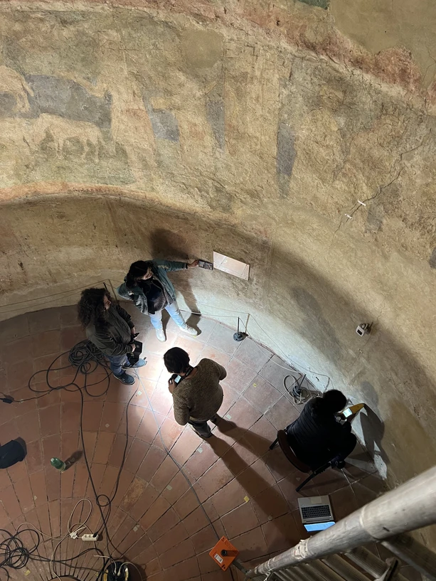 UPCE: Studující a pedagogové Fakulty restaurování zkoumají malby ve znojemské rotundě