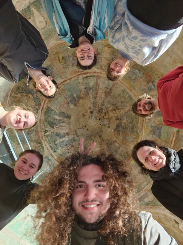 UPCE: Studující a pedagogové Fakulty restaurování zkoumají malby ve znojemské rotundě