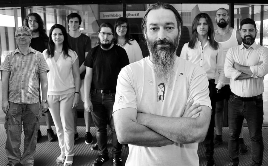 Univerzita Pardubice/Milan Reinberk: Horní řada: student Bc. Michal Kočí, student Ing. Jiří Kotera, Ing. Eva Koudelková, Ph.D., Ing. Jan VaculíkDolní řada: Doc. Pavel Čičmanec, Dr. Yosra Gherib, studenti Ing. Jakub Halamek, Marek Hutira, Dr. Mehran Sajad