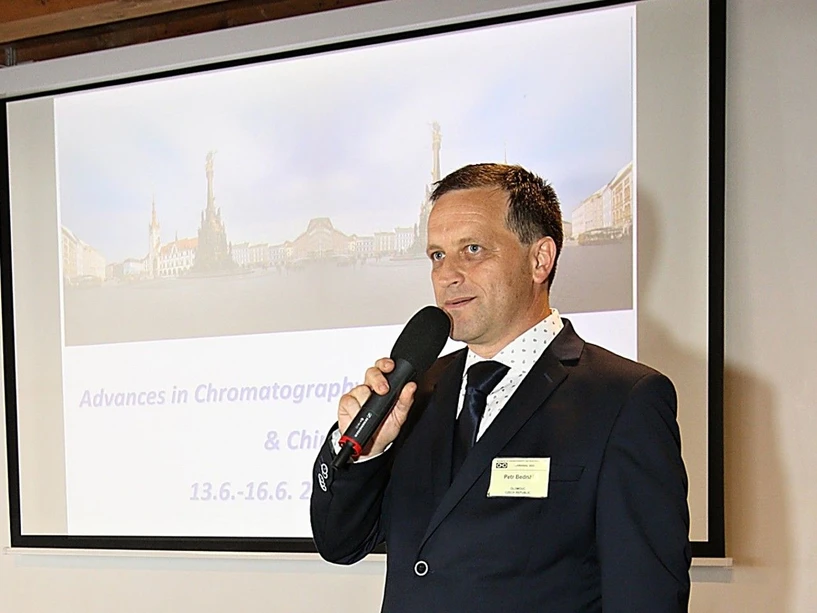 <ul>
<li><strong>Foto:</strong> UPOL/archiv katedry analytické chemie: Na konferenci Chiranal 2024 přijalo pozvání přes sto odborníků z oblasti separačních věd (Na fotografii Petr Bednář)</li>
</ul>
