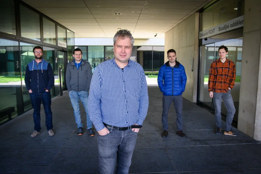 UPCE: Látku vědců z Univerzity Pardubice, která by měla zrychlovat lyže, testují čeští biatlonisté.jpg