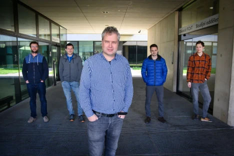 Látku vědců z Univerzity Pardubice, která by měla zrychlovat lyže, testují čeští biatlonisté