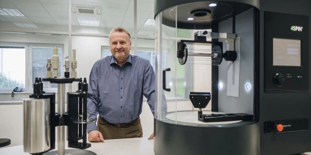 Universitas: Jak dostat praxi do výuky? Nepřednášet telefonní seznamy, ale přimět studující hledat řešení.