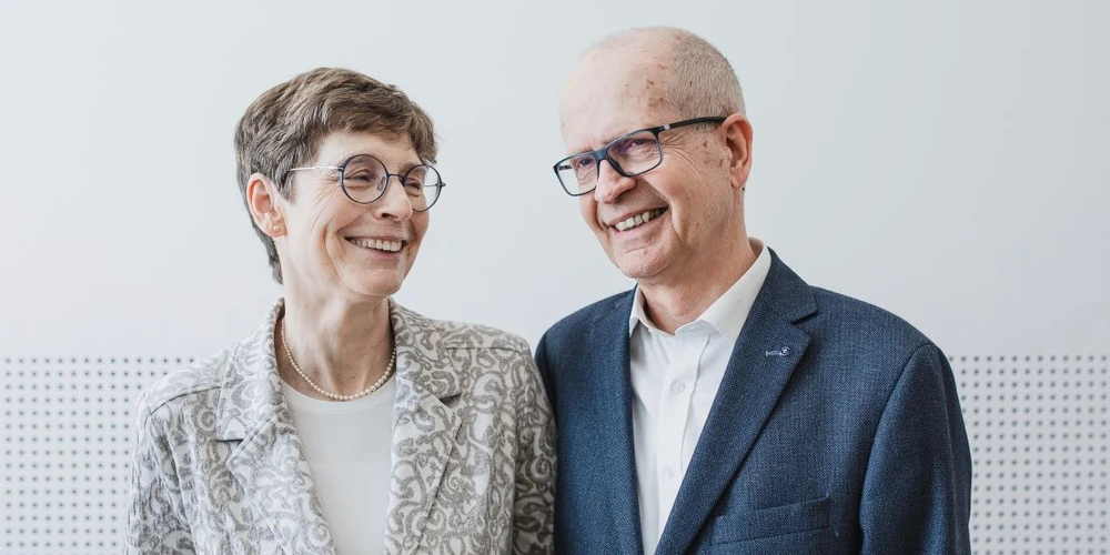 <p>Universitas: Manželé Hana a Dalimil Dvořákovi založili Nadaci Experientia v roce 2013, a jak říkají: <em>„Vracíme peníze, odkud přišly – do vědy.“‎</em></p>
