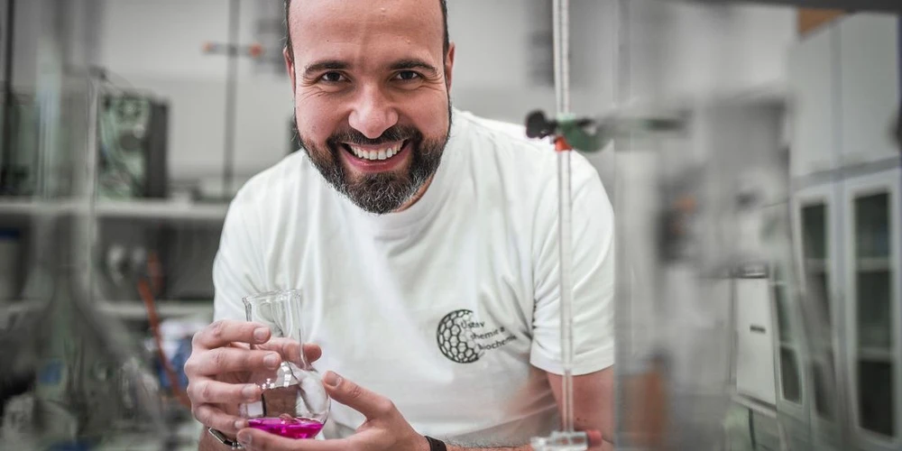 <p>Universitas/Veronika Pavlačková: Metalothionein začal Adam studovat už před dvaceti lety, kdy jej zaujala jeho schopnost chránit buňky před toxickými kovy.</p>
