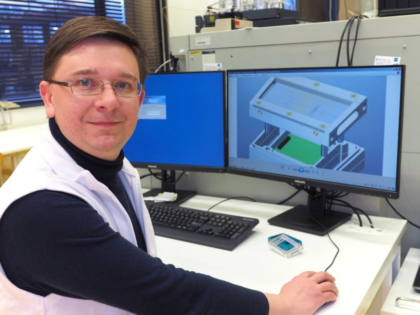 <p><strong>Univerzita Palackého v Olomouci/archiv analytické chemie:</strong> Výzkum Oleksandra Prystopiuka umožní širší využití mikrofluidních zařízení v analytické chemii&nbsp;</p>