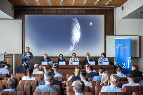 Česká kosmická mise SLAVIA chce hledat suroviny ve vesmíru. Přípravnou fázi má za sebou