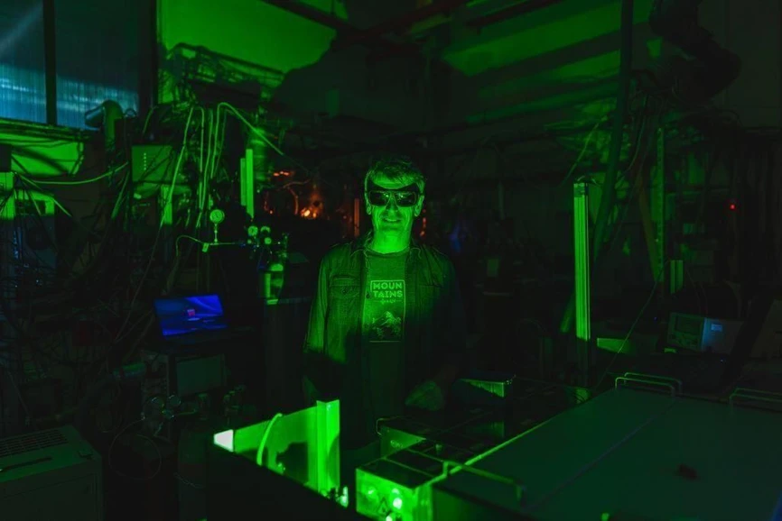 Ústav fyzikální chemie J. Heyrovského: Ozónová vrstva, tučňáci a létající nanolaboratoře