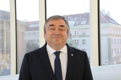 GAČR projekt profesora Pavla Lhotáka zkoumá nové cesty k izolaci fullerenů pro medicínu i elektroniku