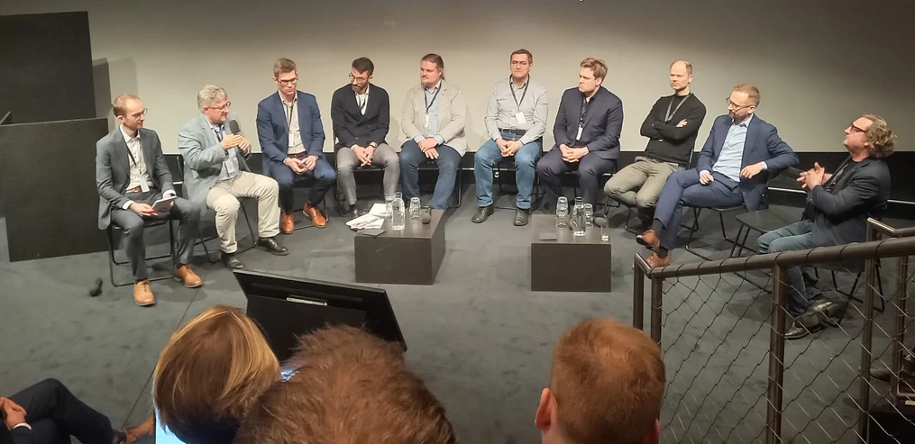 Vědavýzkum.cz: René Samek (s mikrofonem) na konferenci k VTP, která se konala v Praze