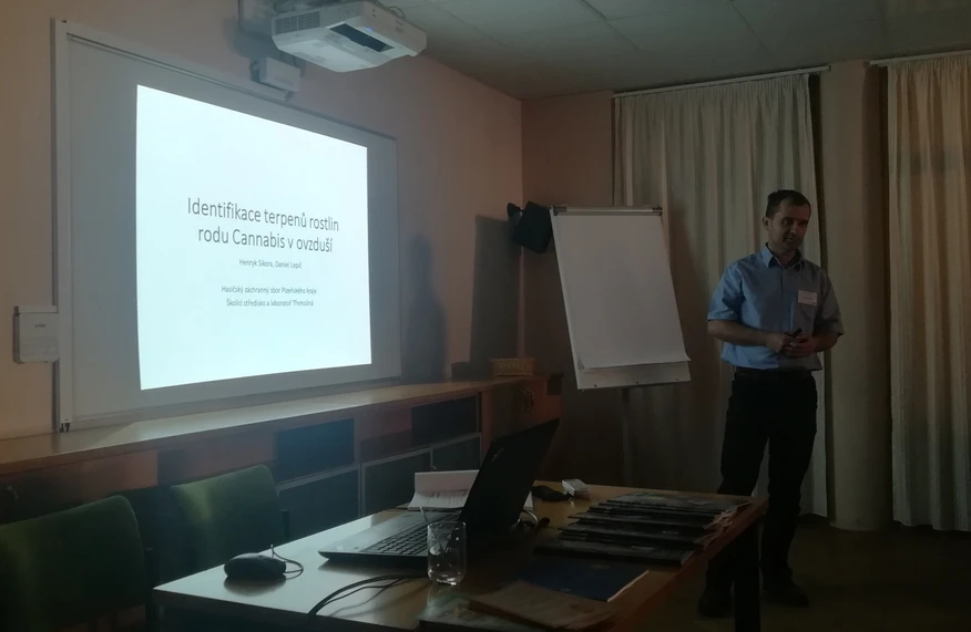 Vitatox 2021: Identifikace terpenů rostlin rodu Cannabis v ovzduší (kpt. Mgr. Henryk Sikora, Hasičský záchranný sbor)