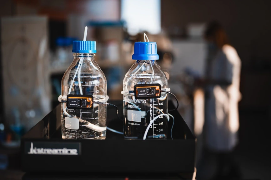 Watrex: Hladinové senzory nasazené na lahvích s mobilními fázemi.