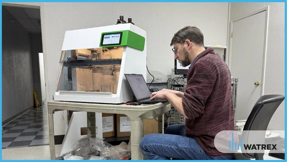 Watrex: Obr. 13 Vladimír Navara konfiguruje systém xTROVERT™ FLEX-O™ v laboratořích zákazníka v Kalifornii.