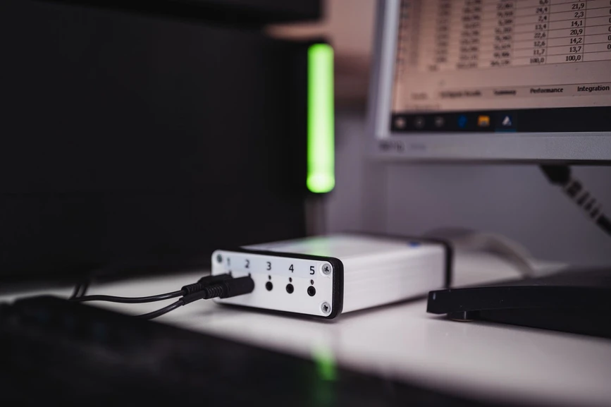 Watrex: Připojená centrální jednotka a zeleně svítící monitor signalizující, že hladina mobilní fáze zatím neklesla pod nastavenou úroveň.