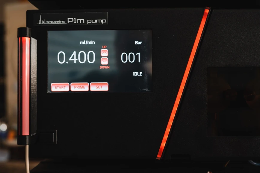 Watrex: Semafor připevněny díky magnetu na HPLC systém Watrex Streamline. Semafor svítí červeně tudíž signalizuje, že hladina mobilní fáze klesla pod nastavenou hodnotu.