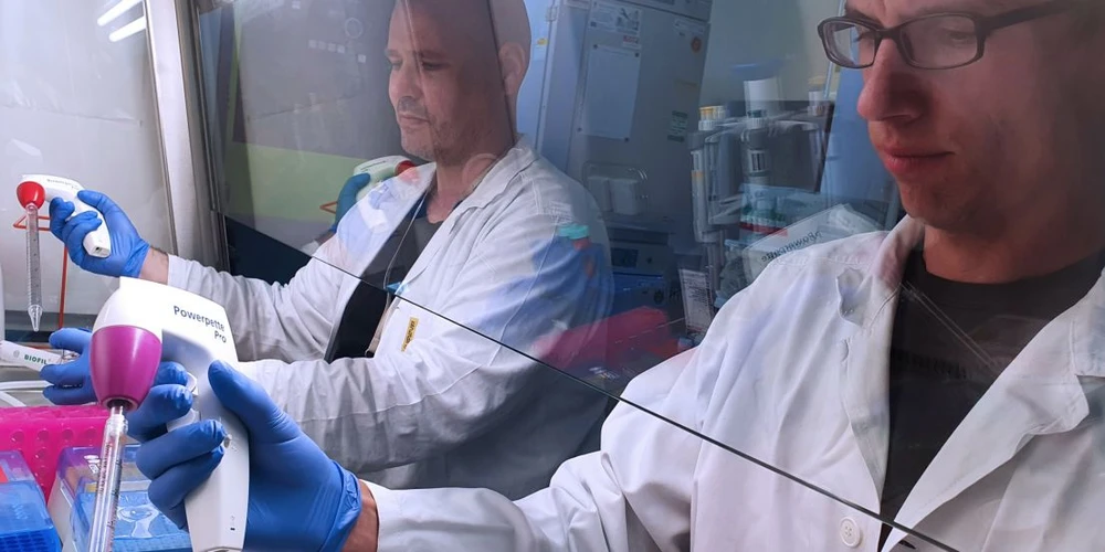 <p>Universitas/Marcello Turi: Juli R. Bagó a Michal Šimíček v laboratoři Blood Cancer Research Group.</p>
